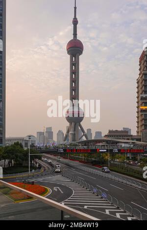 Oriental Pearl Tower in Pudong am Abend, Shanghai, Volksrepublik China Stockfoto