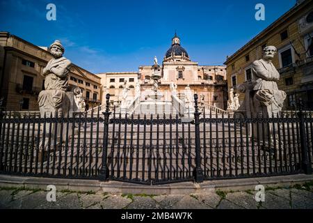 Der Praetorianische Brunnen, Fontana Pretoria, ist ein monumentaler Brunnen auf der Piazza Pretoria, hinter der Kirche Santa Caterina d'Alessandria. Stockfoto