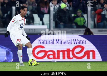 Armando Izzo von AC Monza kontrolliert den Ball während des Spiels in Coppa Italia zwischen dem FC Juventus und dem AC Monza im Allianz Stadium am 19. Januar 2023 in Turin, Italien . Kredit: Marco Canoniero/Alamy Live News Stockfoto