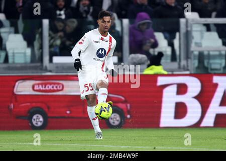 Armando Izzo von AC Monza kontrolliert den Ball während des Spiels in Coppa Italia zwischen dem FC Juventus und dem AC Monza im Allianz Stadium am 19. Januar 2023 in Turin, Italien . Kredit: Marco Canoniero/Alamy Live News Stockfoto