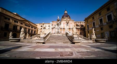 Der Praetorianische Brunnen, Fontana Pretoria, ist ein monumentaler Brunnen auf der Piazza Pretoria, hinter der Kirche Santa Caterina d'Alessandria. Stockfoto