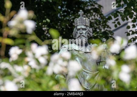 Die Figur des Kaisers Karl des Großen (768-814) vor dem kleinen Michel von Engelbert Joseph Peiffer (1830-1896), Hamburg, Deutschland Stockfoto