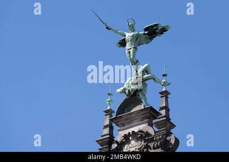 Bronzeskulptur am Hamburger Rathaus, Erzengel St. Michael besiegt Satan mit dem Schwert, Hamburg, Deutschland Stockfoto
