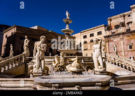 Der Praetorianische Brunnen, Fontana Pretoria, ist ein monumentaler Brunnen auf der Piazza Pretoria. Stockfoto