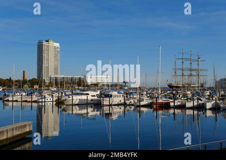 Alter Leuchtturm, Hotel Maritim, Yachthafen mit Segelschiff Passat, Priwall, Travemünde, Lübeck, Schleswig-Holstein, Deutschland Stockfoto