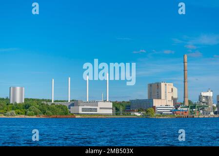 Modernes Küstenkraftwerk (links), stillgelegtes Kohlekraftwerk (rechts), Ostküste Hasselfelde, kommunales Versorgungsunternehmen Kiel, Stromerzeugung, Naturenergie Stockfoto