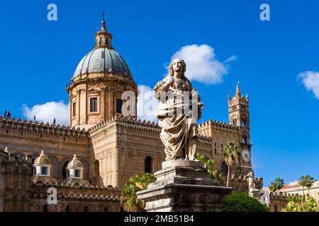 Statue von Santa Rosalia vor der Kathedrale von Palermo, Basilica Cattedrale Metropolitana Primaziale della Santa Vergine Maria Assunta. Stockfoto