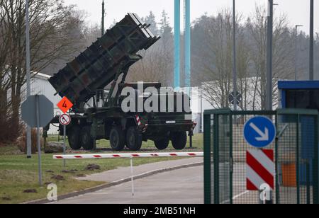 20. Januar 2023, Mecklenburg-Vorpommern, Bad Sülze: Der Eingang zu den Kasernen von Recknitztal, Heimat der Flugabwehrraketenabwehr-Gruppe 24, links ein mobiler Startplatz des Luftabwehrsystems Patriot. In den kommenden Tagen soll die Übertragung der Patriot-Systeme von Bad Sülze nach Polen beginnen. Insgesamt sollen drei Staffeln den Schutz kritischer Infrastrukturen des NATO-Verbündeten in der Nähe der Grenze zur Ukraine gewährleisten. Foto: Bernd Wüstneck/dpa Stockfoto