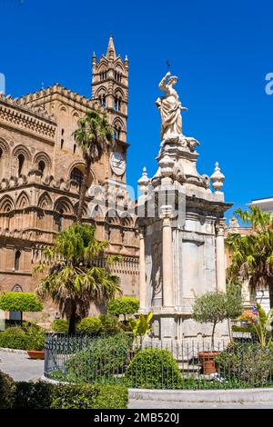 Statue von Santa Rosalia vor der Kathedrale von Palermo, Basilica Cattedrale Metropolitana Primaziale della Santa Vergine Maria Assunta. Stockfoto