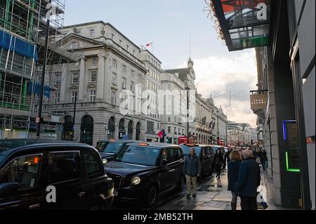 Leute gehen Piccadilly hinunter. Mit Lloyds Bank im Hintergrund in LONDON England Stockfoto