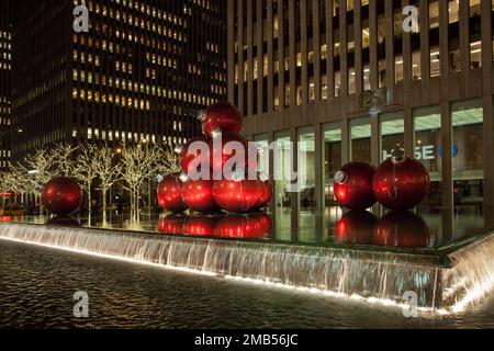 Rote riesige Weihnachtsbälle über einem Brunnen des Rockefeller Center, New York Stockfoto