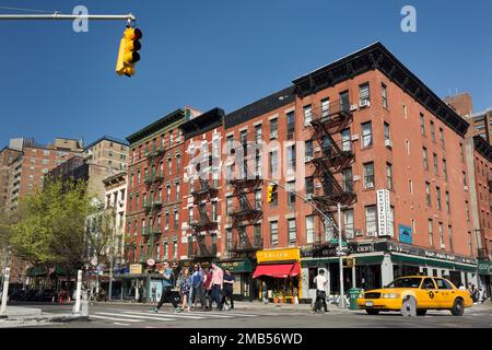 Fußgängerübergang auf der 1. Avenue, East Village, New York Stockfoto