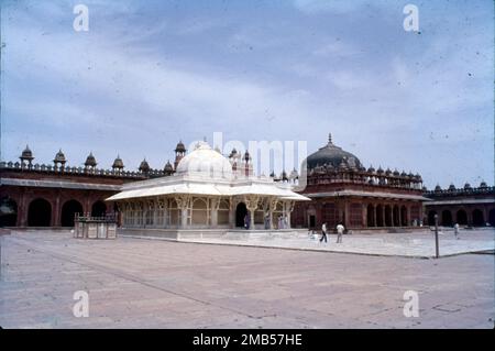 Dargah von Hzrt Saleem Chisti, Fatehpur Sikri: Salim Chishti war ein Sufi-heiliger des Chishti-Ordens während des Mogul-Reiches in Indien. Eines der besten Beispiele für Mogul-Architektur und ein bekanntes religiöses Zentrum für Muslime ist das Dargah oder Grab von Scheich Salim Chisti in Fatehpur Sikri. Kaiser Akbar ließ dieses Grab zu Ehren von Sufi St. Salim Chisti zwischen 1571 und 1580 errichten. Fatehpur Sikri war die erste geplante Stadt der Mogul Stockfoto