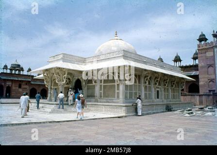 Dargah von Hzrt Saleem Chisti, Fatehpur Sikri: Salim Chishti war ein Sufi-heiliger des Chishti-Ordens während des Mogul-Reiches in Indien. Eines der besten Beispiele für Mogul-Architektur und ein bekanntes religiöses Zentrum für Muslime ist das Dargah oder Grab von Scheich Salim Chisti in Fatehpur Sikri. Kaiser Akbar ließ dieses Grab zu Ehren von Sufi St. Salim Chisti zwischen 1571 und 1580 errichten. Fatehpur Sikri war die erste geplante Stadt der Mogul Stockfoto