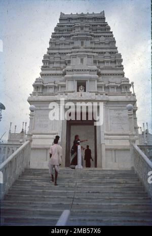 Birla Mandir ist ein hinduistischer Tempel, erbaut auf einem 280 Meter hohen Hügel namens Naubath Pahad auf einem 13 Hektar großen Grundstück in Hyderabad, Telangana, Indien. Der Bau dauerte 10 Jahre und wurde 1976 von Swami Ranganathananda von Ramakrishna Mission eröffnet. Tempel, der Buddha gewidmet ist, zusammen mit Fresco-Gemälden, die sein Leben beschreiben. Der Tempel hat auch separate Schreine für andere Götter wie Shiva, Ganesh, Saraswati, Hanuman, Brahma, Lakshmi und Saibaba. Stockfoto