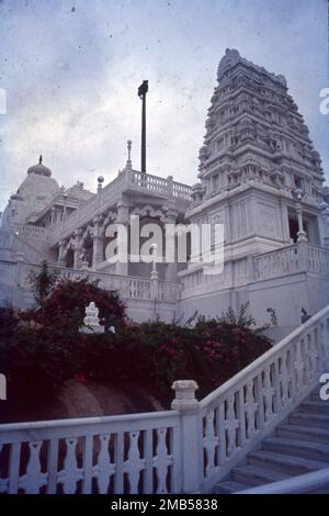 Birla Mandir ist ein hinduistischer Tempel, erbaut auf einem 280 Meter hohen Hügel namens Naubath Pahad auf einem 13 Hektar großen Grundstück in Hyderabad, Telangana, Indien. Der Bau dauerte 10 Jahre und wurde 1976 von Swami Ranganathananda von Ramakrishna Mission eröffnet. Tempel, der Buddha gewidmet ist, zusammen mit Fresco-Gemälden, die sein Leben beschreiben. Der Tempel hat auch separate Schreine für andere Götter wie Shiva, Ganesh, Saraswati, Hanuman, Brahma, Lakshmi und Saibaba. Stockfoto