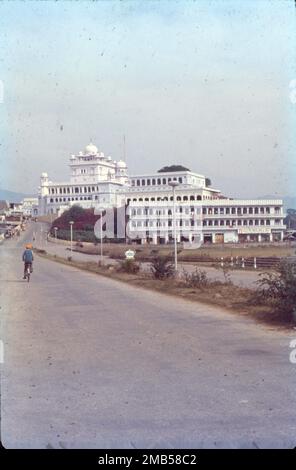 Anandpur Sahib, manchmal einfach als Anandpur bezeichnet, ist eine Stadt im Bezirk Rupnagar im indischen Bundesstaat Punjab. In der Nähe des Flusses Sutlej gelegen, ist die Stadt einer der heiligsten Orte im Sikhismus. Ort, an dem die letzten beiden Sikh Gurus, Guru Tegh Bahadur und Guru Gobind Singh, lebten. Gegründet 1665. Stockfoto