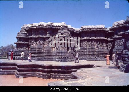 Der Hoysaleswara-Tempel, auch einfach als Halebidu-Tempel bezeichnet, ist ein Hindu-Tempel aus dem 12. Jahrhundert, der Lord Shiva gewidmet ist. Es ist das größte Denkmal in Halebidu, einer Stadt im Bundesstaat Karnataka, Indien, und die ehemalige Hauptstadt des Hoysala-Reiches. Sie sind bekannt für ihre Hindu- und Jain-Tempel, die während der Herrschaft der Hoysala-Dynastie erbaut wurden. Die Zwillingsstädte sind unglaublich wichtig, da sie uns einen Einblick in die königliche Vergangenheit des Staates geben. Hoysala Vishnuvardhana. Der Hoysaleswara-Tempel, auch einfach als Halebidu-Tempel bezeichnet, ist ein Hindu-Tempel aus dem 12. Jahrhundert, der Lord Shiva gewidmet ist. Stockfoto