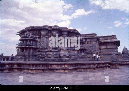 Der Hoysaleswara-Tempel, auch einfach als Halebidu-Tempel bezeichnet, ist ein Hindu-Tempel aus dem 12. Jahrhundert, der Lord Shiva gewidmet ist. Es ist das größte Denkmal in Halebidu, einer Stadt im Bundesstaat Karnataka, Indien, und die ehemalige Hauptstadt des Hoysala-Reiches. Sie sind bekannt für ihre Hindu- und Jain-Tempel, die während der Herrschaft der Hoysala-Dynastie erbaut wurden. Die Zwillingsstädte sind unglaublich wichtig, da sie uns einen Einblick in die königliche Vergangenheit des Staates geben. Hoysala Vishnuvardhana. Der Hoysaleswara-Tempel, auch einfach als Halebidu-Tempel bezeichnet, ist ein Hindu-Tempel aus dem 12. Jahrhundert, der Lord Shiva gewidmet ist. Stockfoto