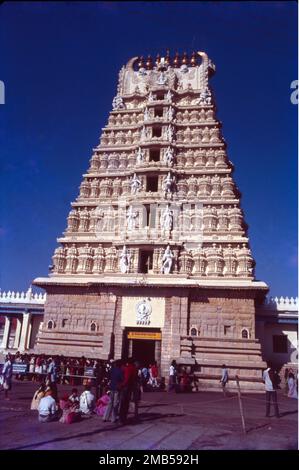 Der Chamundeshwari-Tempel Mysore zählt zu den besten Tempeln in Mysore. Der Chamundeshwari-Tempel befindet sich in erstklassiger Lage in den Chamundi Hills und ist ein künstlerisches Vergnügen. Devi Chamundi ist eine Form der Göttin Durga, die eine feurige Göttin ist, die die Dämonen erschlug. Mysore betet sie mit großer Ehrfurcht und Stolz an. Devi Chamundi ist auch bekannt für Shakti (Stärke), und der Tempel wird auch als shakti-Peth bezeichnet. In der Vedic Times Stockfoto