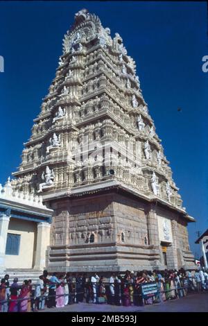 Der Chamundeshwari-Tempel Mysore zählt zu den besten Tempeln in Mysore. Der Chamundeshwari-Tempel befindet sich in erstklassiger Lage in den Chamundi Hills und ist ein künstlerisches Vergnügen. Devi Chamundi ist eine Form der Göttin Durga, die eine feurige Göttin ist, die die Dämonen erschlug. Mysore betet sie mit großer Ehrfurcht und Stolz an. Devi Chamundi ist auch bekannt für Shakti (Stärke), und der Tempel wird auch als shakti-Peth bezeichnet. In der Vedic Times Stockfoto