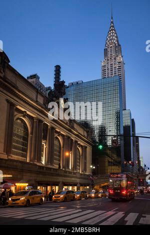 Nachtsicht auf die beleuchtete Grand Central Station mit dem Chrysler Building im Hintergrund, New York Stockfoto