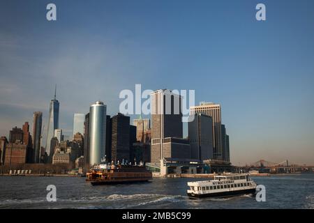 Skyline von Lower Manhattan von der New York Bay Stockfoto