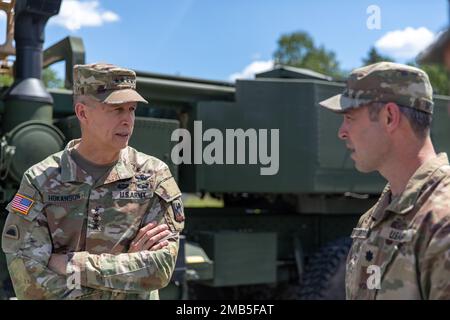 General Daniel Hokanson, Leiter des National Guard Bureau, spricht mit LT. Colonel Morgan, dem Befehlshaber der HIMARS-Einheit, über die Ausbildung, die er und seine Soldaten am Grafenwoehr-Trainingsgelände am 12. Juni 2022 absolvieren konnten. Hokanson, der verschiedene Einsatzgebiete im europäischen Theater bereist, hielt in Grafenwoehr Deutschland an, um Soldaten der Nationalgarde von Florida zu sehen, die derzeit die Joint Multinational Training Group Ukraine bilden. (Foto von Sergeant Spencer Rhodes, 53. Infanteriebrigade) Stockfoto