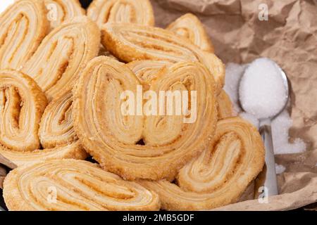 Bäckerei Und Gebäck - Leckere Blätterteigherzen Mit Zucker Stockfoto