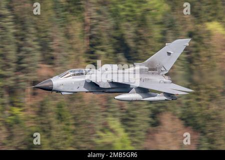 Jäger Jet fliegt tief im vereinigten Königreich. Lake District, Wales und Schottland, Großbritannien, Ausbildung von niederen Piloten Stockfoto