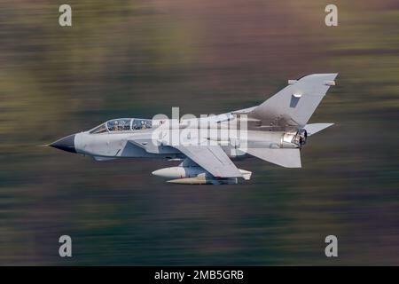 Jäger Jet fliegt tief im vereinigten Königreich. Lake District, Wales und Schottland, Großbritannien, Ausbildung von niederen Piloten Stockfoto