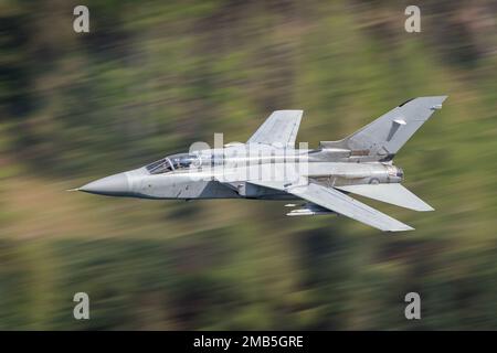 Jäger Jet fliegt tief im vereinigten Königreich. Lake District, Wales und Schottland, Großbritannien, Ausbildung von niederen Piloten Stockfoto