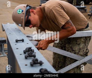 220612-N-PG340-1045 MARINEBASIS VENTURA COUNTY, KALIFORNIEN (12. Juni 2022) Baumeister Brandt Welsh baut mit dem Naval Mobile Construction Battalion (NMCB) 5 während des Betriebs ein Überdeckungssystem für den Pier zusammen, das auch als „Field Training“ bezeichnet wird. Der Wendepunkt der Operation ist eine rund um die Uhr stattfindende Übung, bei der der Schwerpunkt auf dem Aufbau fortschrittlicher Grundlagen liegt, während gleichzeitig die Fähigkeit zur Taktik und Überlebensfähigkeit gewahrt bleibt. NMCB-5 wird aus Port Hueneme, Kalifornien, Homeportiert. Sie trainieren in hochwertiger Konstruktion, Expeditionslogistik und Kampfoperationen zur Ausführung von Bau A. Stockfoto