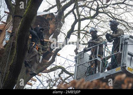 20. Januar 2023, Hessen, Frankfurt/Main: Sonderpolizei räumt den Fechenheimer-Wald der letzten Aktivisten. Diese wollten verhindern, dass die dort befindlichen Bäume in Vorbereitung auf den Bau eines Tunnels geschnitten werden. Foto: Helmut Fricke/dpa Stockfoto