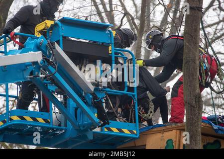 20. Januar 2023, Hessen, Frankfurt/Main: Sonderpolizei räumt den Fechenheimer-Wald der letzten Aktivisten. Diese wollten verhindern, dass die dort befindlichen Bäume in Vorbereitung auf den Bau eines Tunnels geschnitten werden. Foto: Helmut Fricke/dpa Stockfoto