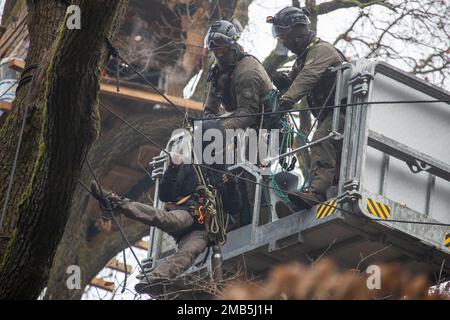 20. Januar 2023, Hessen, Frankfurt/Main: Sonderpolizei räumt den Fechenheimer-Wald der letzten Aktivisten. Diese wollten verhindern, dass die dort befindlichen Bäume in Vorbereitung auf den Bau eines Tunnels geschnitten werden. Foto: Helmut Fricke/dpa Stockfoto