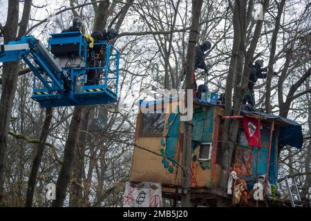 20. Januar 2023, Hessen, Frankfurt/Main: Sonderpolizei räumt den Fechenheimer-Wald der letzten Aktivisten. Diese wollten verhindern, dass die dort befindlichen Bäume in Vorbereitung auf den Bau eines Tunnels geschnitten werden. Foto: Helmut Fricke/dpa Stockfoto