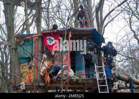 20. Januar 2023, Hessen, Frankfurt/Main: Sonderpolizei räumt den Fechenheimer-Wald der letzten Aktivisten. Diese wollten verhindern, dass die dort befindlichen Bäume in Vorbereitung auf den Bau eines Tunnels geschnitten werden. Foto: Helmut Fricke/dpa Stockfoto