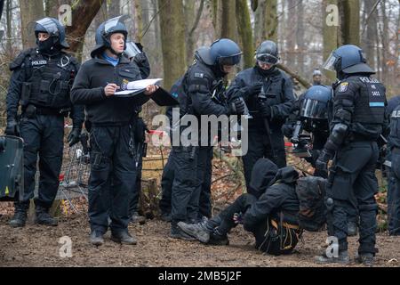 20. Januar 2023, Hessen, Frankfurt/Main: Die letzten Aktivisten sind von Polizeibeamten im Fechenheimer-Wald umgeben. Sie wollten verhindern, dass die Bäume dort gefällt werden, um den Bau eines Tunnels vorzubereiten. Foto: Helmut Fricke/dpa Stockfoto