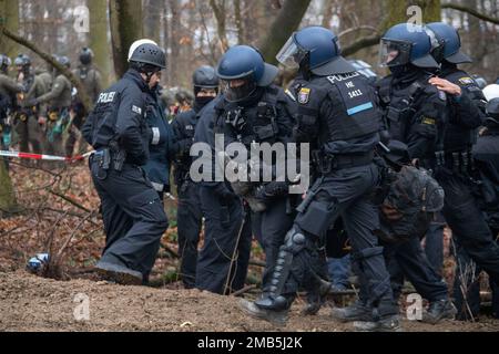 20. Januar 2023, Hessen, Frankfurt/Main: Die letzten Aktivisten werden von Polizeibeamten im Fechenheimer-Wald mitgerissen. Sie wollten verhindern, dass die Bäume dort gefällt werden, um den Bau eines Tunnels vorzubereiten. Foto: Helmut Fricke/dpa Stockfoto