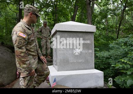 USA Army National Guard LT. Colonel David Eckenrode, Commander, 3. Bataillon, 112. Field Artilley Regiment (FAR), 44. Infanterie Brigade Combat Team (IBCT), New Jersey Army National Guard (NJARNG), schaut auf das 20. Maine Civil war Monument in Little Round Top, 12. Juni 2022, Gettysburg National Military Park, Gettysburg, Pa Das 3. Bataillon, 112., führte bei WEITEM eine Mitarbeiterfahrt durch, die sich auf den Einsatz der Feldartillerie während des Bürgerkriegs konzentrierte. Mitarbeiterfahrten oder Feldstudien werden durchgeführt, um Lehren aus historischen Schlachten zu ermitteln. Stockfoto