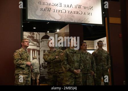 Soldaten des 3. Bataillons, des 112. Field Artillery Regiment (FAR), des 44. Infanterie Brigade Combat Team (IBCT), der New Jersey Army National Guard (NJARNG), sehen eine Bürgerkriegsvorstellung im Gettysburg National Military Park Visitor Center, 12. Juni 2022, Gettysburg, Pa Das 3. Bataillon, 112., führte bei WEITEM eine Mitarbeiterfahrt durch, die sich auf den Einsatz der Feldartillerie während des Bürgerkriegs konzentrierte. Mitarbeiterfahrten oder Feldstudien werden durchgeführt, um Lehren aus historischen Schlachten zu ermitteln. Stockfoto