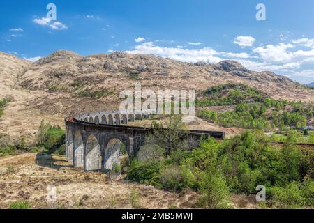 Das berühmte Glenfinnan Railway Viaduct mit wunderschöner Landschaft in Schottland, Großbritannien Stockfoto