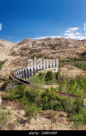 Das berühmte Glenfinnan Railway Viaduct mit wunderschöner Landschaft in Schottland, Großbritannien Stockfoto