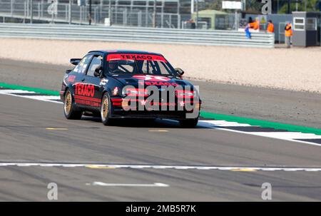 Mike Mannings Black, 1988, Ford Sierra RS500, während der Tony Dron Memorial Trophy für MRL Historic Touring Cars beim Silverstone Classic 2022 Stockfoto