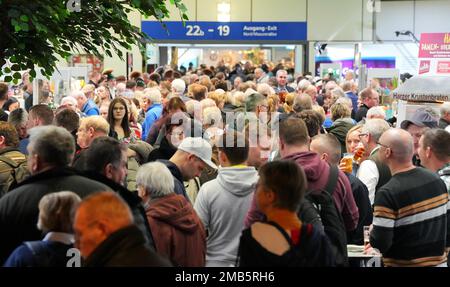 Berlin, Deutschland. 20. Januar 2023. Nach der Eröffnung der Internationalen Grünen Woche (IGW) drängen sich Besucher in die Gänge der Ausstellungshalle Sachsen-Anhalt. Die weltweit größte Messe für Nahrungsmittel, Landwirtschaft und Gartenbau existiert seit 1926, und seit 1996 findet auch die Handels- und Informationsmesse „Heim-Tier & Pflanze“ im Rahmen der Messe statt. Die diesjährige Ausgabe endet am 29. 01,2023. Kredit: Soeren Stache/dpa/Alamy Live News Stockfoto