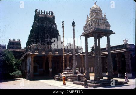 Der Perumal-Tempel Varadharaja, auch Hastagiri und Attiyuran genannt, ist ein hinduistischer Tempel, der Vishnu gewidmet ist und sich in der Stadt Kanchipuram, Tamil Nadu, Indien, befindet. Es ist einer der Divya Desams, die 108 Tempel von Vishnu, die angeblich von den 12 Dichterheiligen besucht wurden, oder die Alvars. Stockfoto