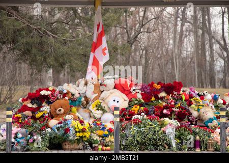 Spielzeug und Blumen liegen an einer Trolleybushaltestelle neben einem Haus, das während des Krieges von einer russischen Rakete auf Pobeda in der Stadt Dnepr in der Ukraine in die Luft gejagt wurde, dem M. Stockfoto