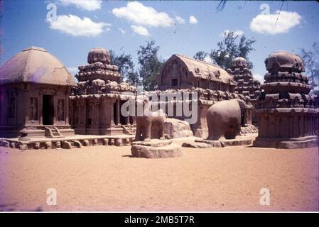 Der Ufertempel ist ein Komplex aus Tempeln und Schreinen mit Blick auf die Küste der Bucht von Bengal. Es befindet sich in Mahabalipuram, etwa 60 km südlich von Chennai in Tamil Nadu, Indien. Es ist ein baulicher Tempel, erbaut aus Granitblöcken aus dem 8. Jahrhundert n. Chr. Die Stätte verfügt über 40 antike Denkmäler und Hindu-Tempel, darunter die Abfahrt des Ganges oder Arjuna's Penance – eines der größten Freiluft-Felsgestein der Welt. Die Anlage besteht aus drei separaten Schreinen: Zwei dem gott Shiva gewidmet und einer Vishnu. Stockfoto