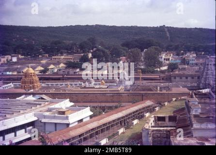 Der Sri Venkateswara Swami Vaari Tempel ist ein hinduistischer Tempel in der Bergstadt Tirumala in Tirupati im Tirupati-Viertel von Andhra Pradesh, Indien. Der Tempel ist Venkateswara gewidmet, einer Form von Vishnu, von der man annimmt, dass er auf der Erde erschienen ist, um die Menschheit vor den Prüfungen und Problemen von Kali Yuga zu retten. Hindu-Tempel in der Bergstadt Tirumala in Tirupati im Tirupati-Viertel von Andhra Pradesh, Indien. Stockfoto